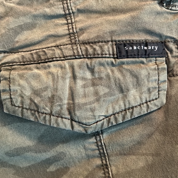 SANCTUARY CAMO CARGO CAPRIS PANT - Size 28 - Adjustable Length - Great condition - Picture 7 of 16